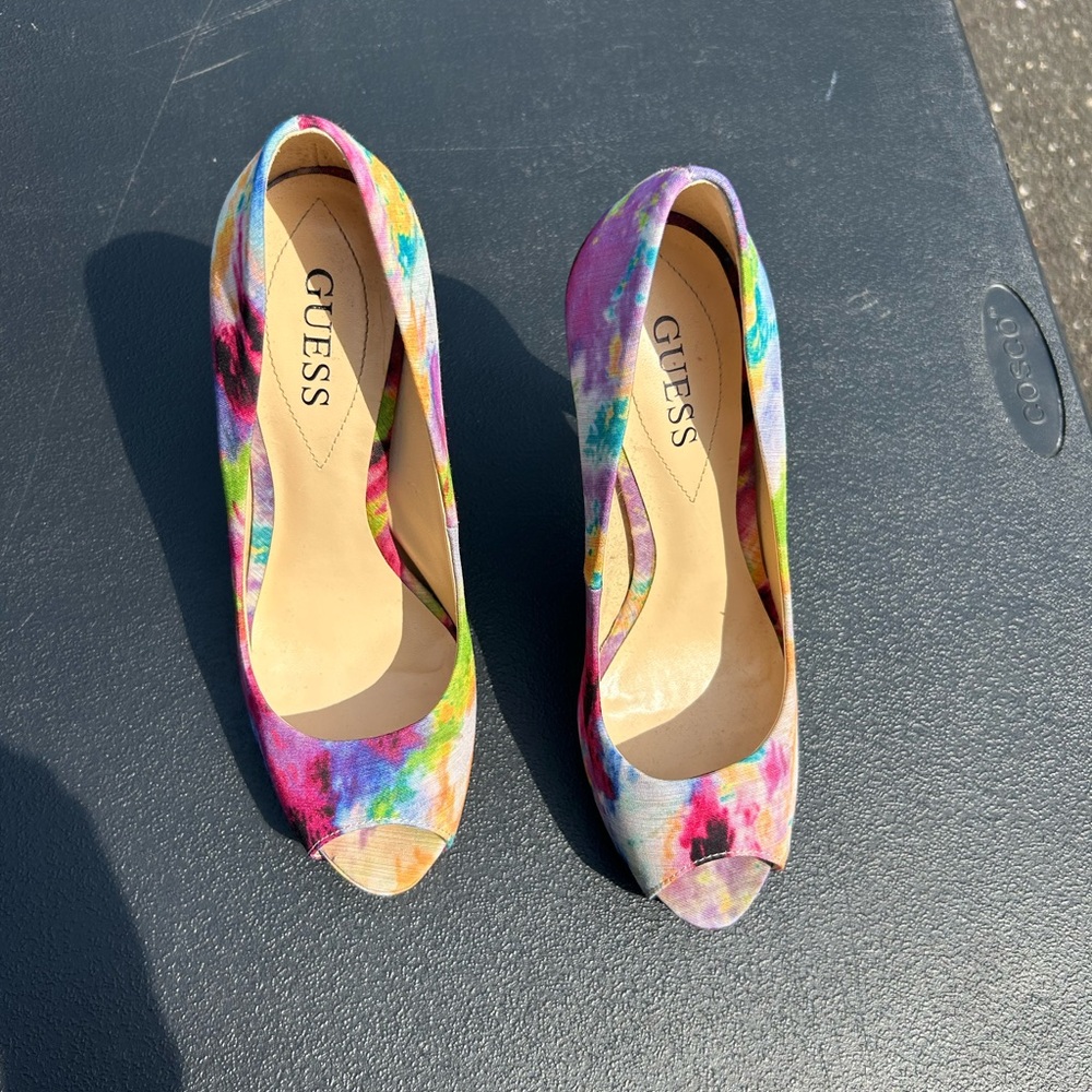 classy guess pumps!!
